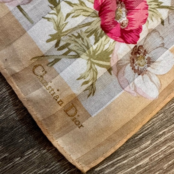 FREE Dior with a $400purchase. NWOT Clean no damage no box with a gift - Picture 3 of 4